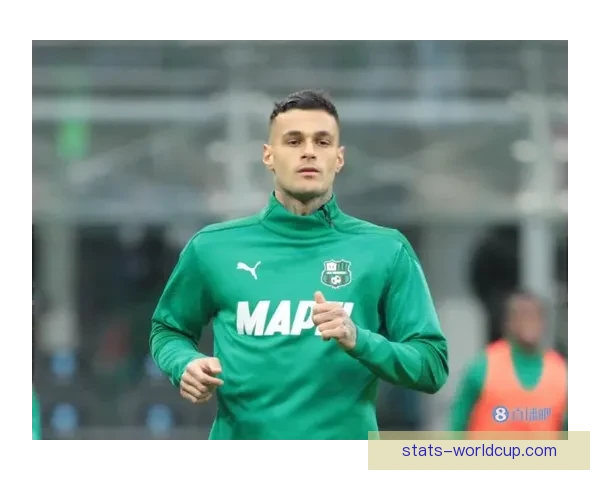 国米球迷齐心协力拉横幅力挺巴斯托尼 鼓励他昂首挺胸迎接挑战